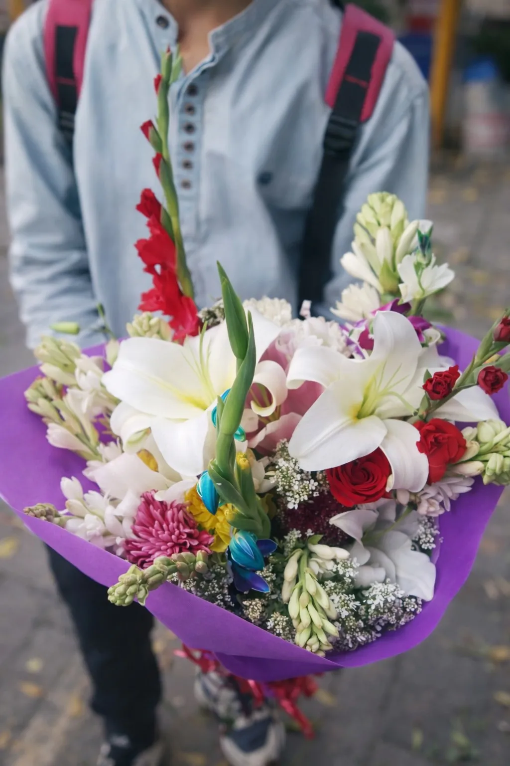 Elegant Lily and Rose Mixed Bouquet